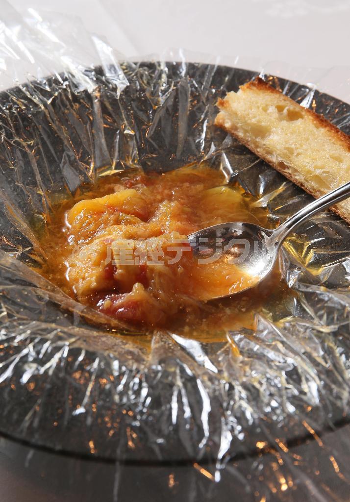 「旨みをラッピングした風花自慢のブイヤベース」もライブ感覚を活かし、耐熱ラップにくるんだ形でテーブルに出してから顧客の目の前でラップを開く…。魚の種類は食材の仕入れ状況で変わる＝２０１５年６月８日、京都市下京区（志儀駒貴撮影）