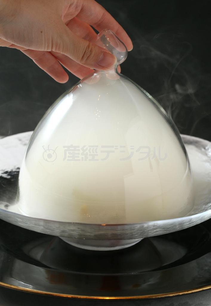 「グレープフルーツ風味のマリネサーモンと根菜のサラダ＿軽いスモーク仕立て」は、まず顧客の目の前で燻製の香りを付ける＝２０１５年６月８日、京都市下京区（志儀駒貴撮影）