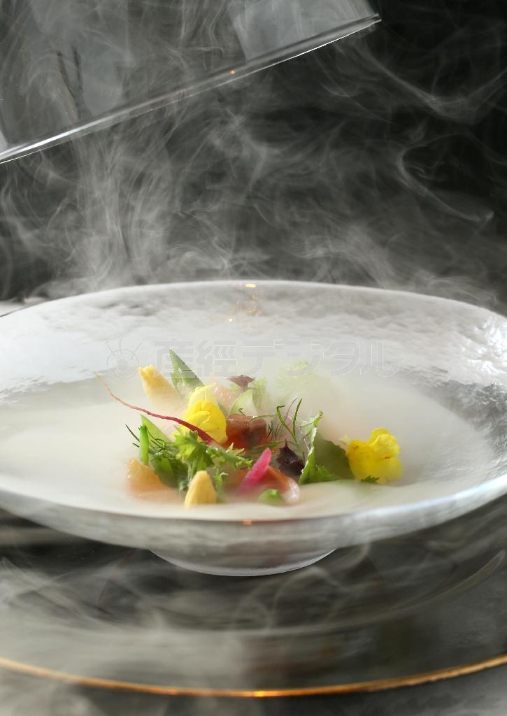 そしてガラス製の器を取ると、色鮮やかな盛りつけのサラダが登場する。スモーキーな香りが食欲をそそる＝２０１５年６月８日、京都市下京区（志儀駒貴撮影）