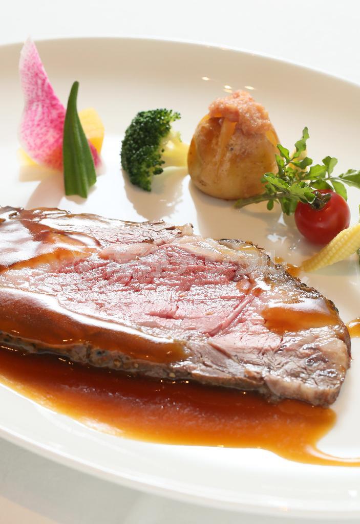 米国産の最高級の和牛プライムリブを使用した「ローストビーフカット」（３００グラムのＫＡＺＡＨＡＮＡカット）は、昨今の高級肉ブームもあって人気が高まっている＝２０１５年６月８日、京都市下京区（志儀駒貴撮影）