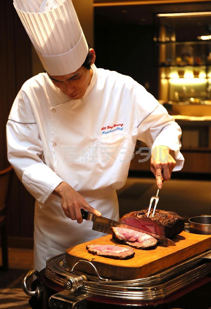 そして、ライブ的演出として、ワゴンサービスで顧客の目の前で巨大な肉塊を切り分けて提供される＝２０１５年６月８日、京都市下京区（志儀駒貴撮影）