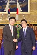 日韓外相会談に臨み握手する岸田文雄外相（右）と韓国の尹炳世（ユン・ビョンセ）外相＝２１日午後、東京都港区の外務省飯倉公館（代表撮影）