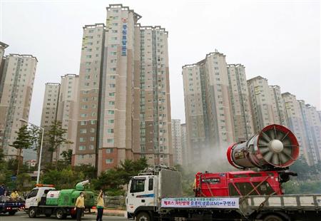 韓国の釜山市内で消毒する作業員＝２１日（聯合＝共同）