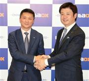 合弁会社設立で合意したオンワードホールディングスの保元道宣社長（右）とラオックスの羅怡文社長＝２２日午後、東京都中央区