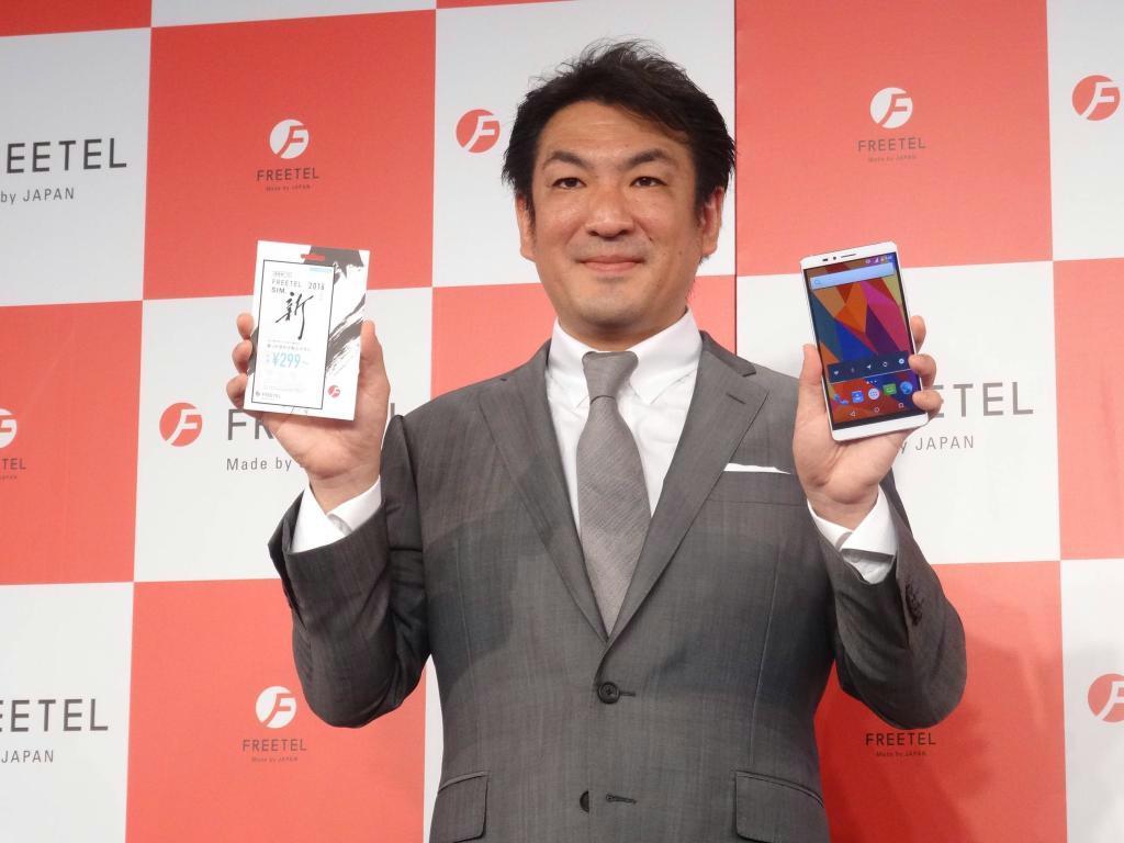 ＳＩＭフリースマホの新機種を紹介するプラスワン・マーケティングの増田薫社長＝２２日、港区六本木