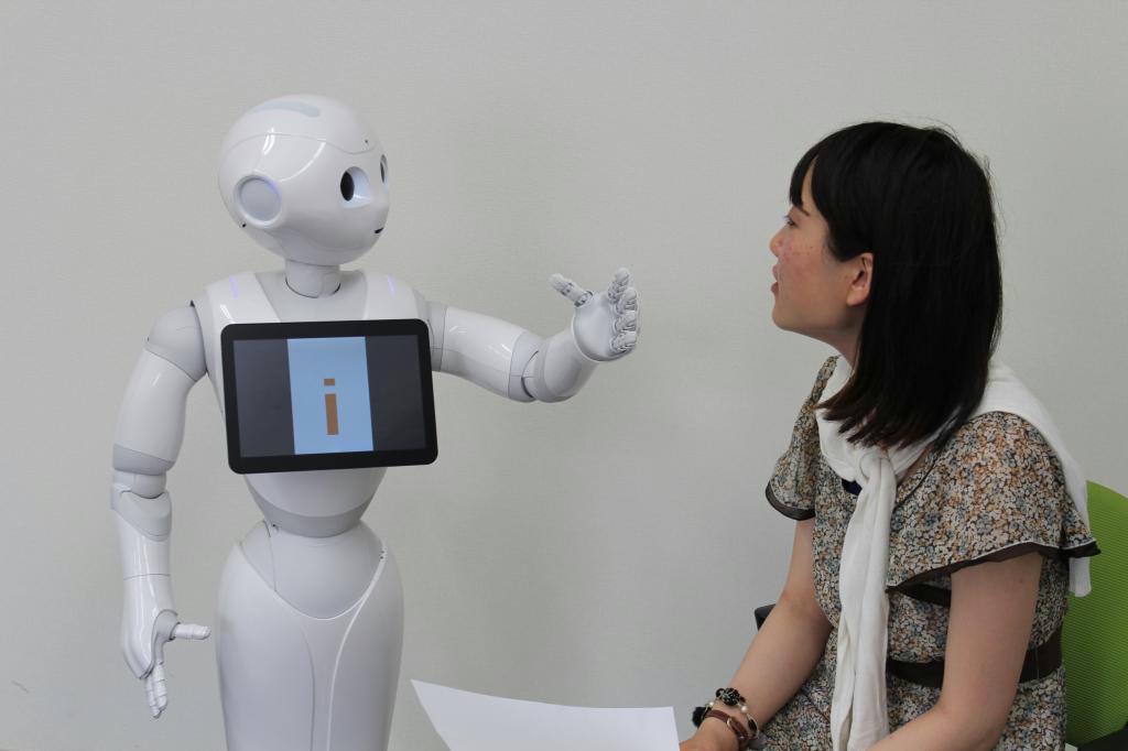 ペッパーの対人コミュニケーション機能を活用し、楽しみながら英語を学ぶ