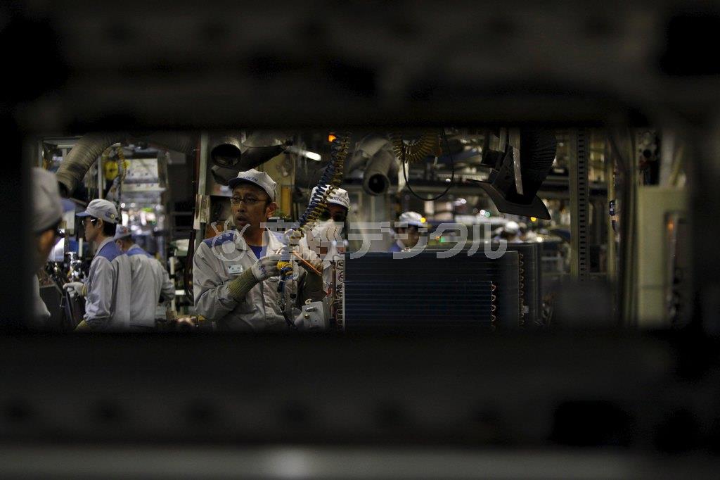 空調機器の製造ラインで働く従業員たち。成長戦略の素案で雇用は重点対策に位置づけられた＝２０１５年４月５日、滋賀県草津市（ロイター）
