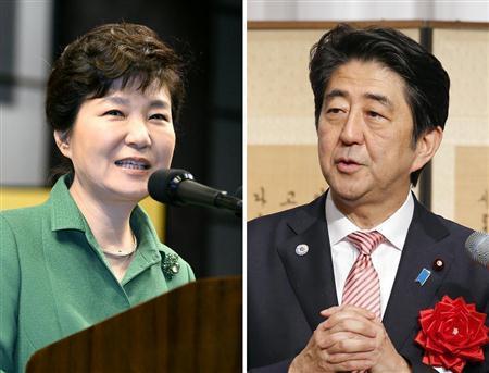 東京都内で開かれた日韓国交正常化５０年の韓国側記念行事であいさつする安倍晋三（しんぞう）首相（右）と、韓国・首都ソウル市内の日本側記念行事で演説する韓国の朴槿恵（パク・クネ）大統領＝２０１５年６月２２日（共同）