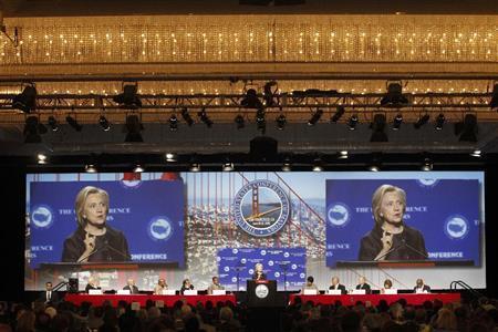 全米市長会議の年次総会で演説するヒラリー・クリントン前国務長官。同性婚をめぐっては立場を段階的にリベラル寄りにシフトさせている＝２０１５年６月２０日、米カリフォルニア州サンフランシスコ（ＡＰ）