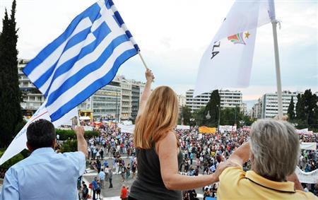 首都アテネ中心部のシンタグマ広場で、緊縮策に反対する集会に参加する市民ら＝２０１５年６月２１日、ギリシャ（共同）