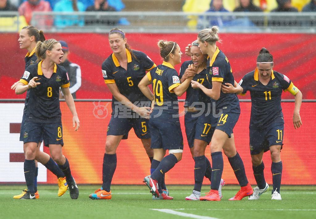 ブラジル戦でキア・サイモン（右から３人目）のゴールを喜ぶオーストラリアの選手＝２０１５年６月２１日、カナダ・ニューブランズウィック州モンクトン（ゲッティ＝共同）