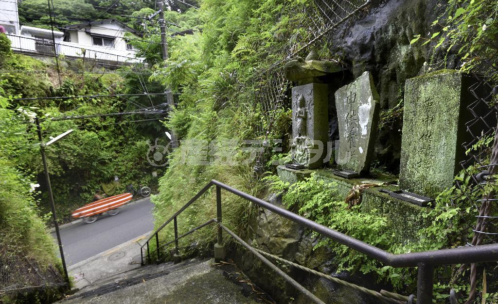 切通し脇の石段の途中には庚申塚（こうしんづか）がひっそりとたたずむ＝２０１５年６月６日、神奈川県鎌倉市極楽寺（渡辺照明撮影）