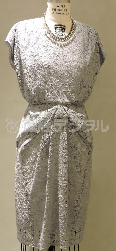 総レースとウエストのドレープがフェミニンなＦＬＩＣＫＡのドレス（３万７０００円）。アクセサリーはＤＡＮＮＩＪＯ（ダニジョー）。ニューヨークの２人姉妹によるブランドで、ボヘミアンでありながら洗練された「ボーホーシック」が特徴（４万５０００円）＝２０１５年６月１２日、東京都中央区銀座（藤沢志穂子撮影）