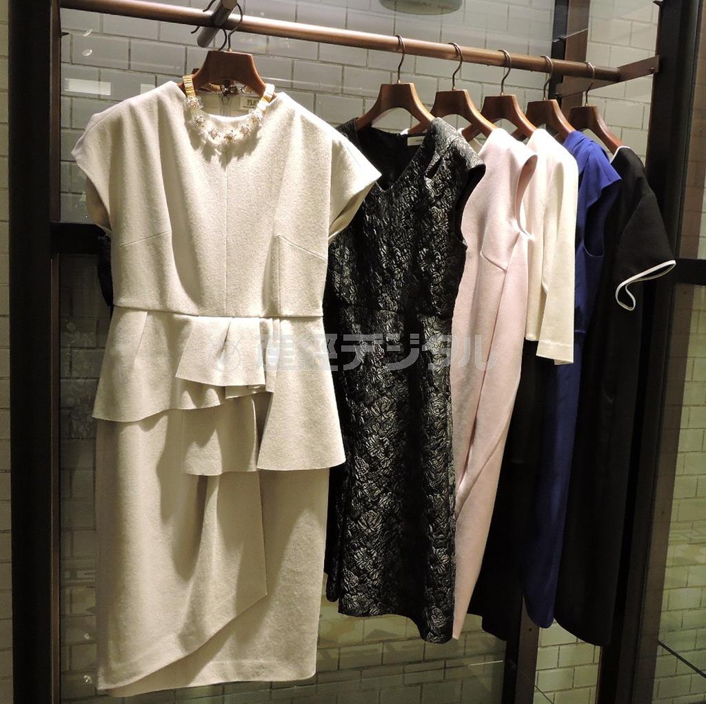 ストレッチが入ったウール素材で、着やすくもドレッシーな風合いが特徴の、ＦＬＩＣＫＡのフロントフリル・ドレス（左、４万２０００円）＝２０１５年６月１２日、東京都中央区銀座（藤沢志穂子撮影）