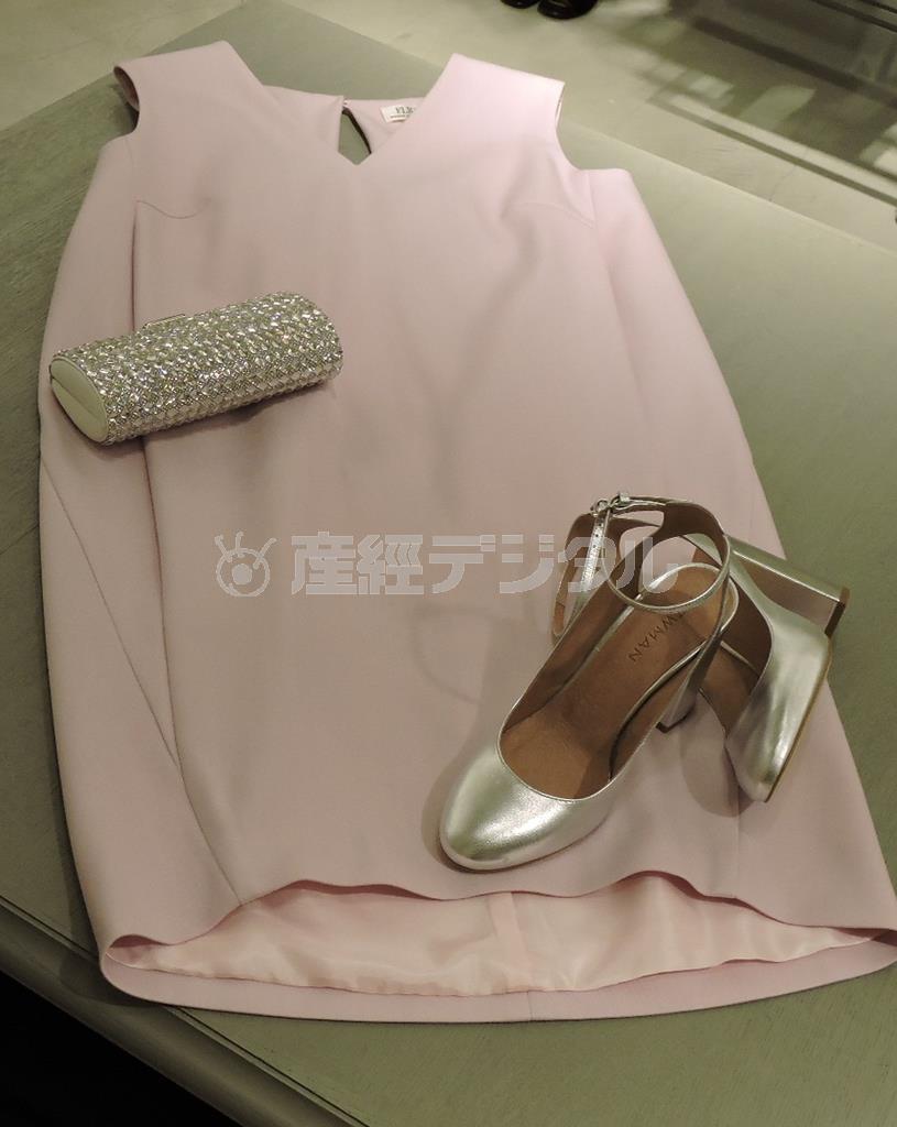 ＦＬＩＣＫＡのＶネック・コクーンドレス（３万８０００円）は繭のような丸いシルエットが様々な体形をカバーして女性らしく見せる。バックスタイルに大きく取られたタックが特徴。光沢のある靴とクラッチバッグを合わせてパーティーへ＝２０１５年６月１２日、東京都中央区銀座（藤沢志穂子撮影）