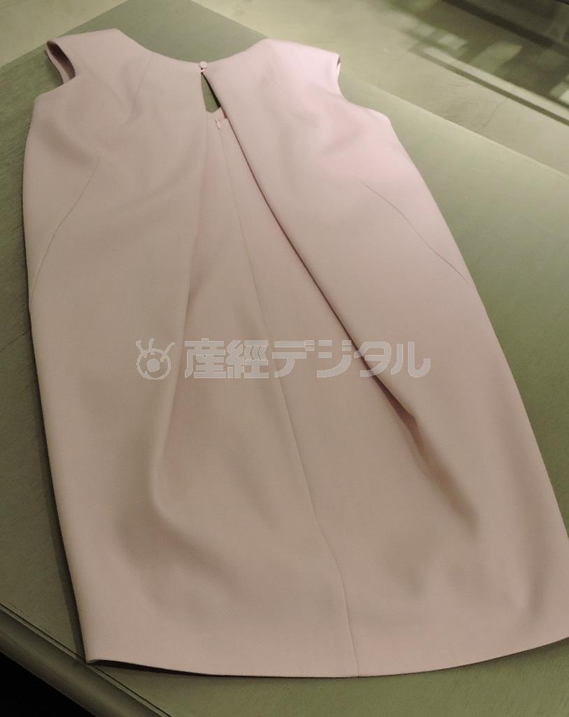 ＦＬＩＣＫＡのＶネック・コクーンドレス（３万８０００円）は繭のような丸いシルエットが様々な体形をカバーして女性らしく見せる。バックスタイルに大きく取られたタックが特徴。光沢のある靴とクラッチバッグを合わせてパーティーへ＝２０１５年６月１２日、東京都中央区銀座（藤沢志穂子撮影）