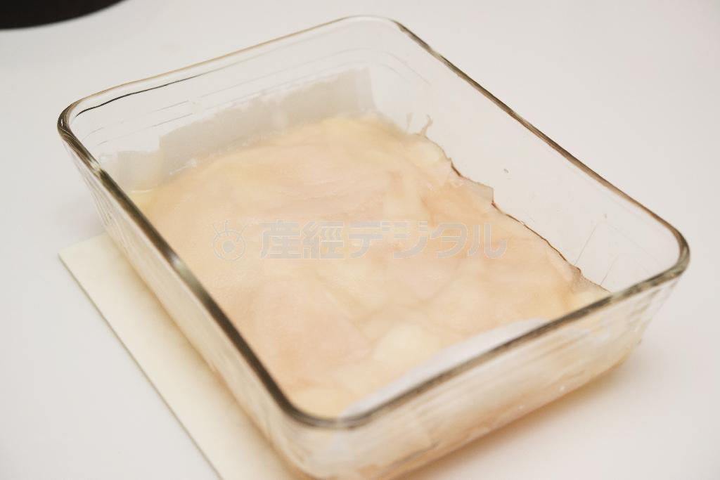 生姜の甘酢漬け（作り方）＿＿甘酢漬けはキッチンペーパーで覆うと少ない調味料でよく漬かる（松下二郎さん撮影）