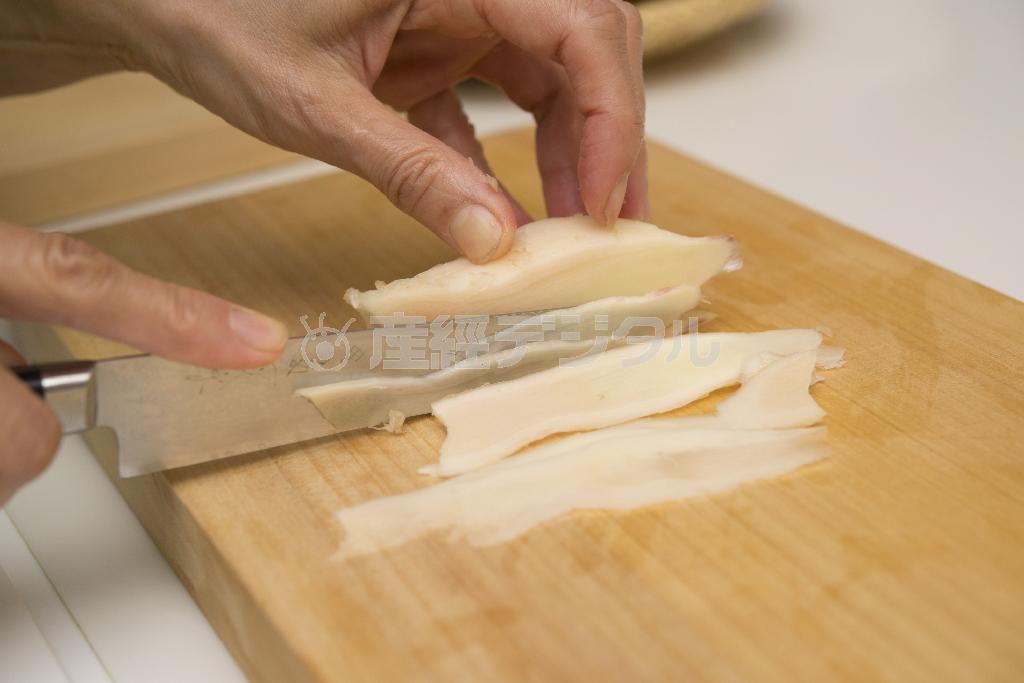 繊維に沿うと薄く切ることができる。直角だと繊維が毛羽立って厚くなってしまう（松下二郎さん撮影）