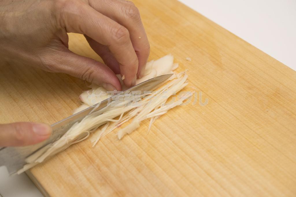 薄切りを重ねて千切りに（松下二郎さん撮影）