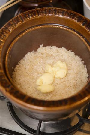 生姜ご飯はバターを落として風味豊かな味わいに（松下二郎さん撮影）