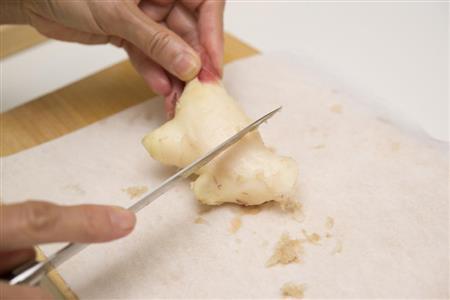 包丁の先で皮をこそぐことであくを抑える（松下二郎さん撮影）