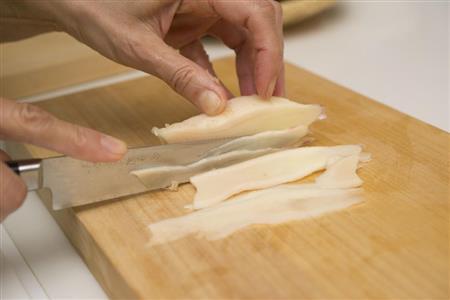 繊維に沿うと薄く切ることができる。直角だと繊維が毛羽立って厚くなってしまう（松下二郎さん撮影）