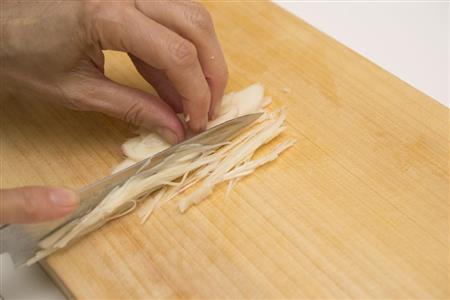 薄切りを重ねて千切りに（松下二郎さん撮影）