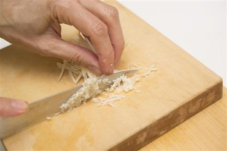 千切りをさらにみじん切りに（松下二郎さん撮影）