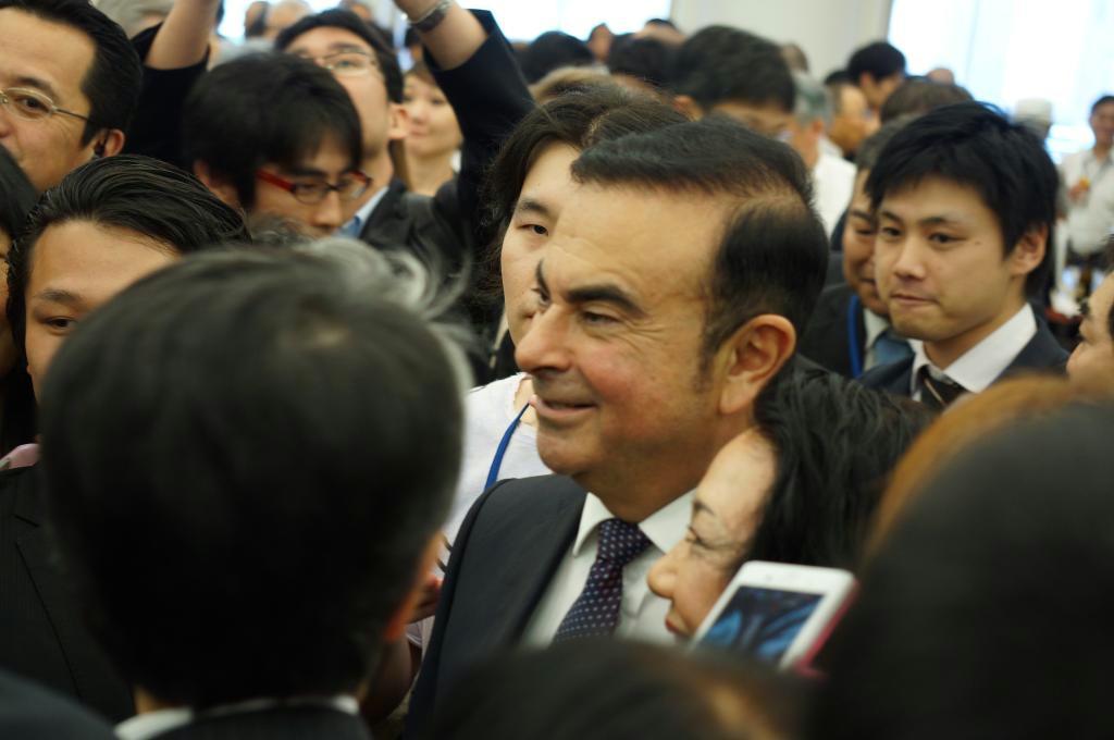 株主総会後の懇親会で記念撮影に応じる日産自動車のカルロス・ゴーン社長（中央）＝２３日、横浜市西区