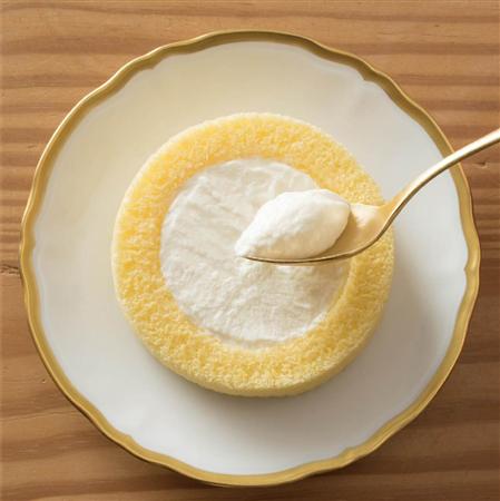 ローソンがリニューアルして２８日から発売するプレミアムロールケーキ（ローソン提供）
