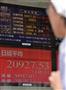 日経平均株価２万９００円台を示す証券会社の株価ボード＝２４日午前、東京都千代田区（栗橋隆悦撮影）