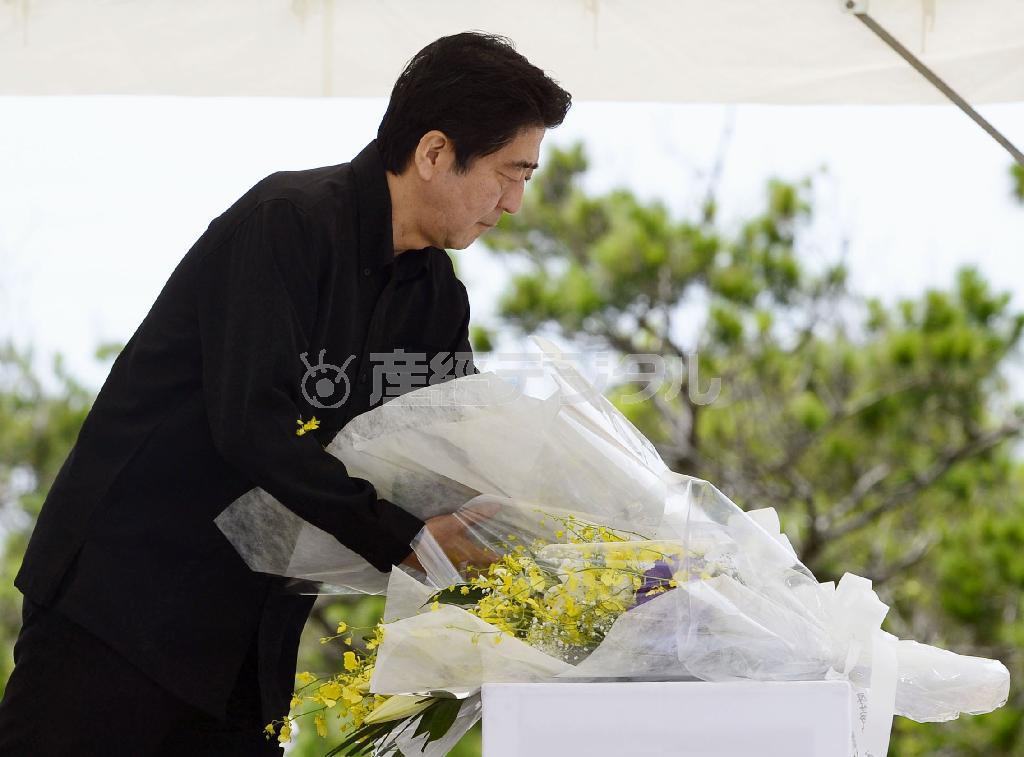 国立沖縄戦没者墓苑で献花する安倍晋三（しんぞう）首相＝２０１５年６月２３日午前、沖縄県糸満市摩文仁（まぶに）の平和祈念公園（共同）