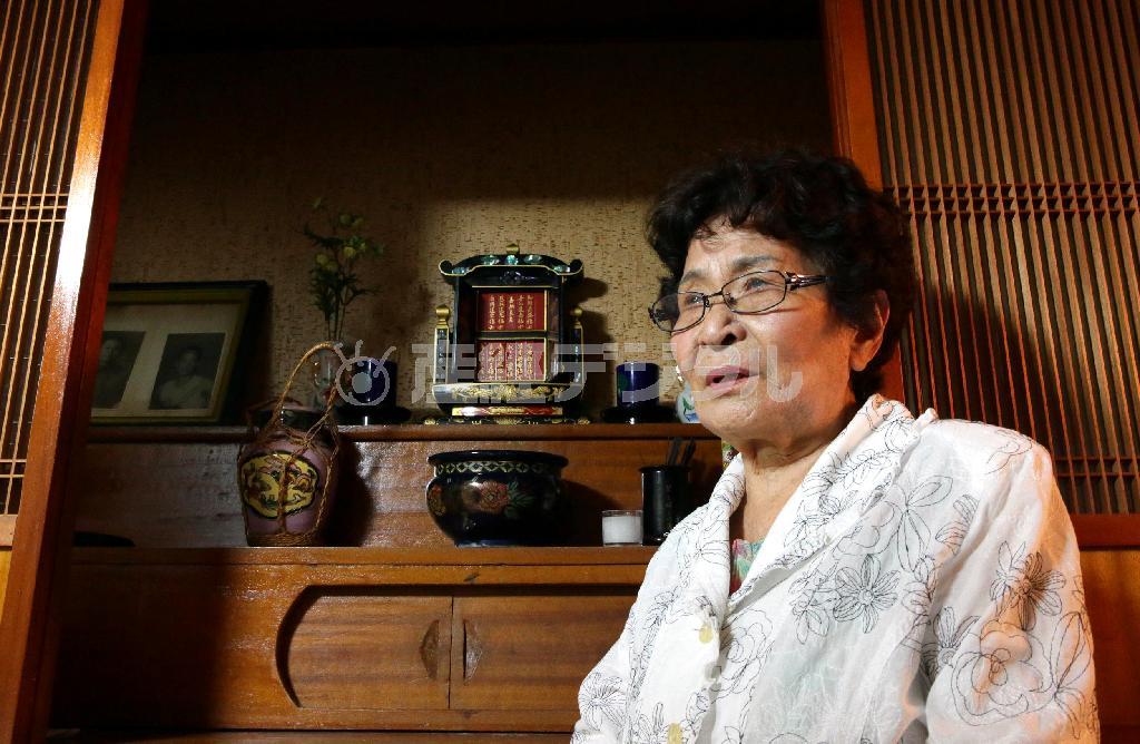 仏壇の前で沖縄戦について話す大西正子さん＝２０１５年６月２２日午後、沖縄県那覇市（門井聡撮影）