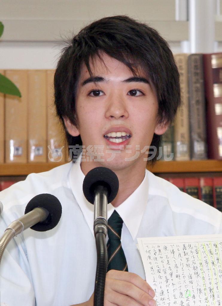 沖縄全戦没者追悼式で平和の詩を朗読する知念捷（まさる）さん＝２０１５年６月２２日午後、沖縄県那覇市（共同）