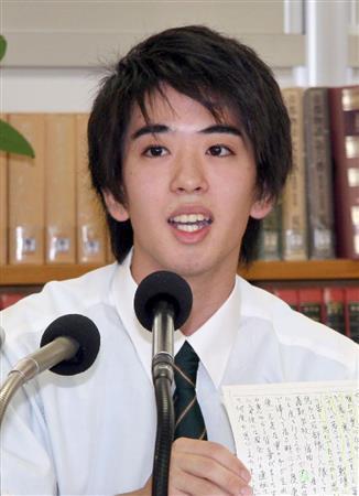 沖縄全戦没者追悼式で平和の詩を朗読する知念捷（まさる）さん＝２０１５年６月２２日午後、沖縄県那覇市（共同）