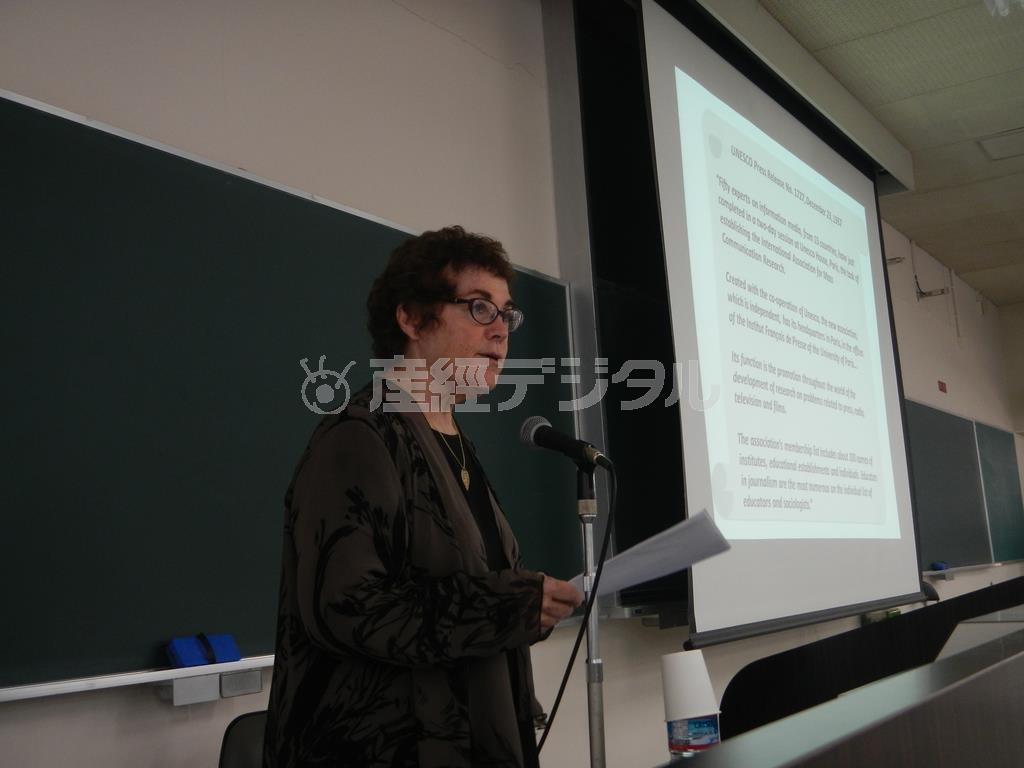 同志社大学で講演するジャネット・ワスコＩＡＭＣＲ（国際メディアコミュニケーション研究学会）会長＝２０１５年６月１４日（小黒純さん撮影、提供写真）