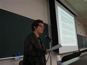 同志社大学で講演するジャネット・ワスコＩＡＭＣＲ（国際メディアコミュニケーション研究学会）会長＝２０１５年６月１４日（小黒純さん撮影、提供写真）