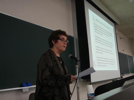 同志社大学で講演するジャネット・ワスコＩＡＭＣＲ（国際メディアコミュニケーション研究学会）会長＝２０１５年６月１４日（小黒純さん撮影、提供写真）