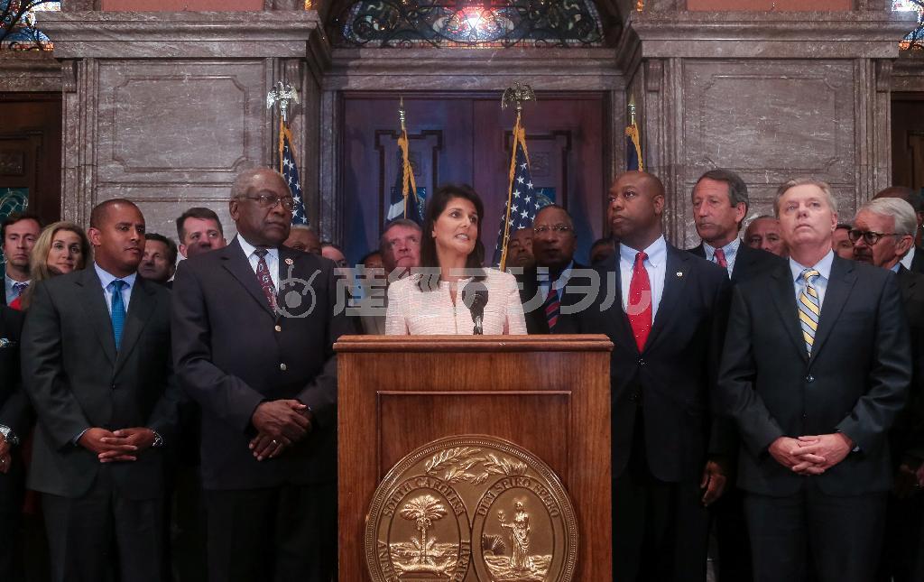 議会に南軍旗の撤去を求める米サウスカロライナ州のリッキー・ヘイリー知事（中央）＝２０１５年６月２２日（ＡＰ）