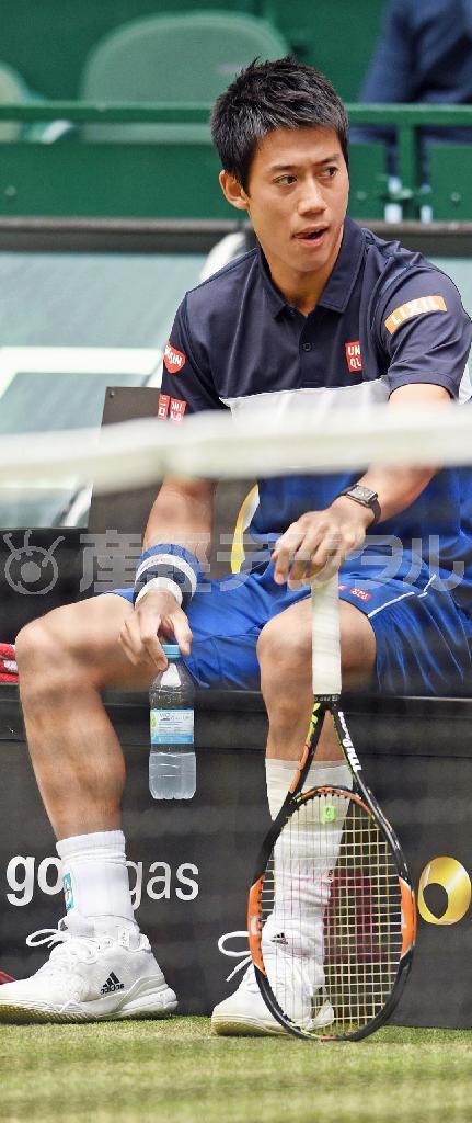 ゲリー・ウェバー・オープンの準決勝で途中棄権した錦織圭（にしこり・けい）。左足のテーピングが痛々しい＝２０１５年６月２０日、ドイツ・ノルトライン＝ヴェストファーレン州ハレ（ゲッティ＝共同）