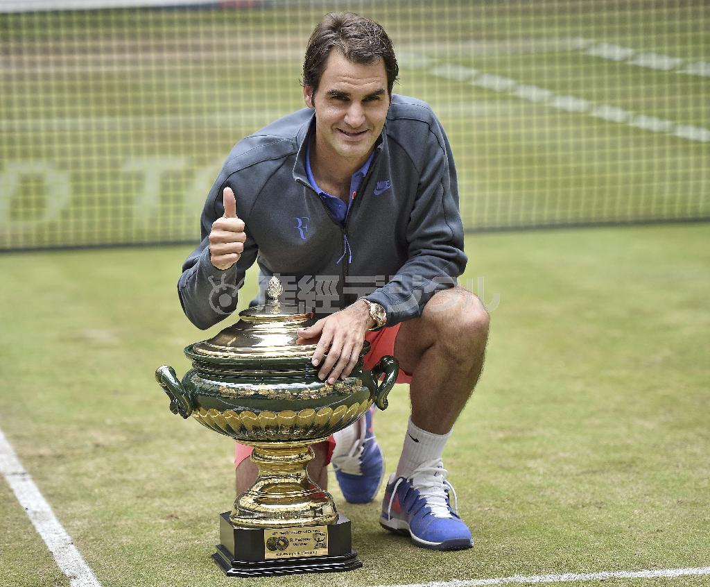 芝のゲリー・ウェバー・オープンはロジャー・フェデラーが制した＝２０１５年６月２１日、ドイツ・ノルトライン＝ヴェストファーレン州ハレ（ＡＰ）