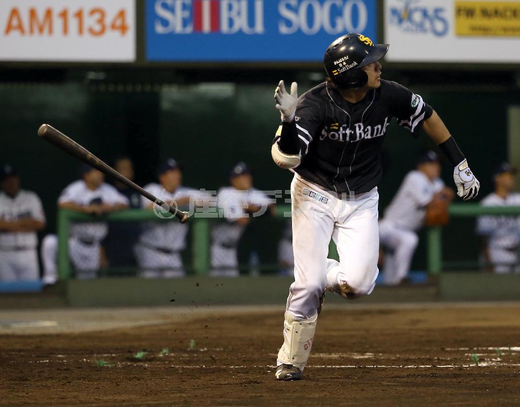 左中間へホームランを放つソフトバンク・柳田悠岐（やなぎだ・ゆうき）＝２０１５年６月２３日、埼玉県さいたま市大宮区の県営大宮公園野球場（小倉元司撮影）