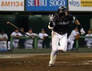 左中間へホームランを放つソフトバンク・柳田悠岐（やなぎだ・ゆうき）＝２０１５年６月２３日、埼玉県さいたま市大宮区の県営大宮公園野球場（小倉元司撮影）