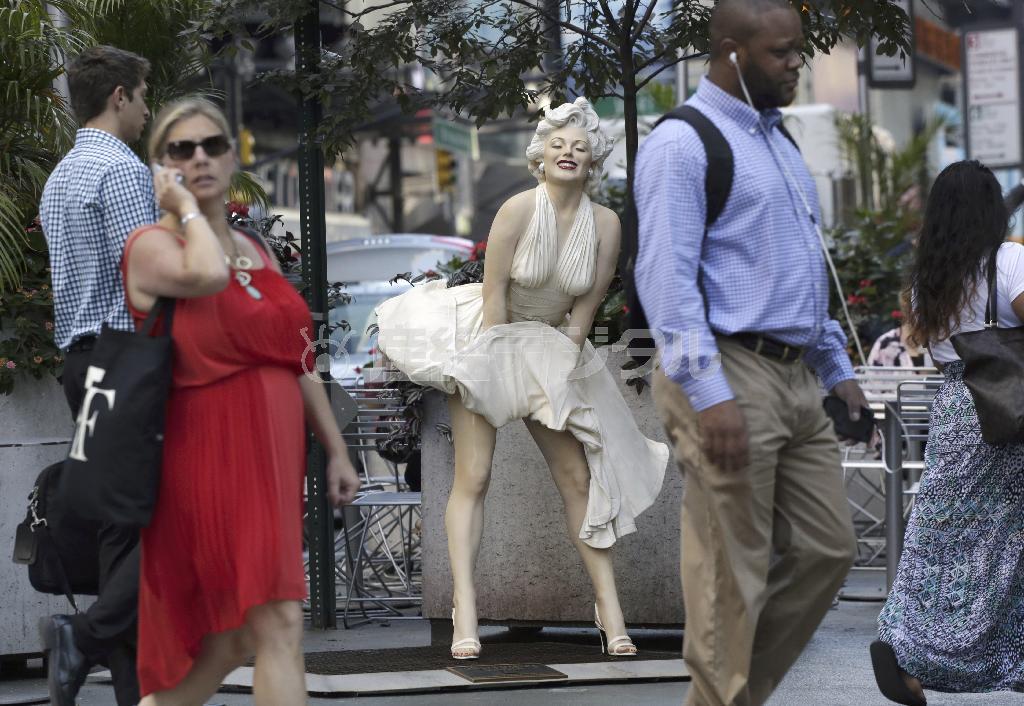 米女優、マリリン・モンロー（１９２６～６２年）をモデルにした色彩豊かな等身大の銅像（中央）＝２０１５年６月２２日、米ニューヨーク（ＡＰ）