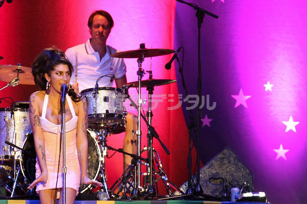 英歌手、エイミー・ワインハウスさん（左、１９８３～２０１１年）＝２０１５年５月１８日、ブラジル・サンタカタリーナ州フロリアノーポリス（ＡＰ）