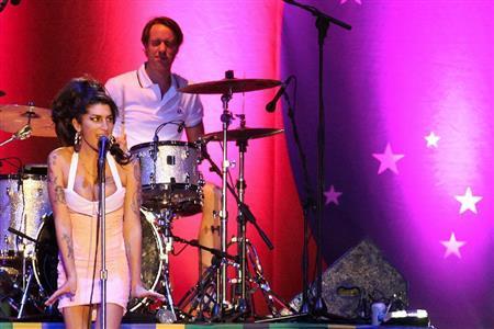 英歌手、エイミー・ワインハウスさん（左、１９８３～２０１１年）＝２０１５年５月１８日、ブラジル・サンタカタリーナ州フロリアノーポリス（ＡＰ）