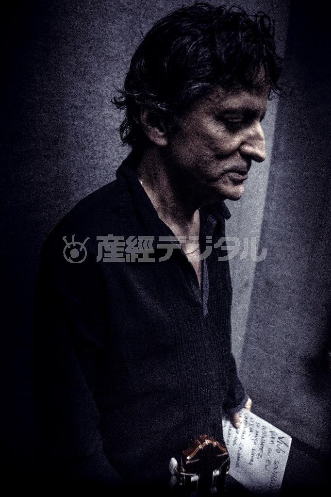 ブラジル出身のシンガー・ソングライター、ヴィニシウス・カントゥアリア＝２０１３年１１月８日（提供写真）