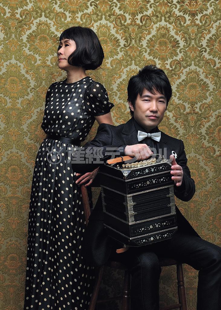 シンガー・ソングライター、大貫妙子（左）とタンゴのアーティスト、小松亮太＝２０１５年４月１６日（提供写真）