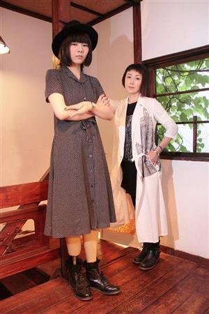 強烈な存在感とオリジナリティーあふれる個性で人を引きつける片山真理さん（右）と一般社団法人「Ｇｅｔ＿ｉｎ＿ｔｏｕｃｈ」理事長の東ちづる（ｔｏｂｏｊｉさん撮影、撮影協力：青家本店、提供写真）