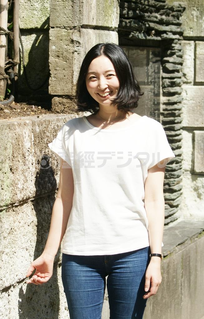 「結婚」の矛盾を鋭く突いた本書だが、「夫婦っていいな」と思わせてくれる。自身も新婚である山内マリコさんは「自分らしい考え方を主張できる相手がそばにいてくれる安心感はやはり大きいです」という＝２０１５年５月１３日（塩塚夢撮影）